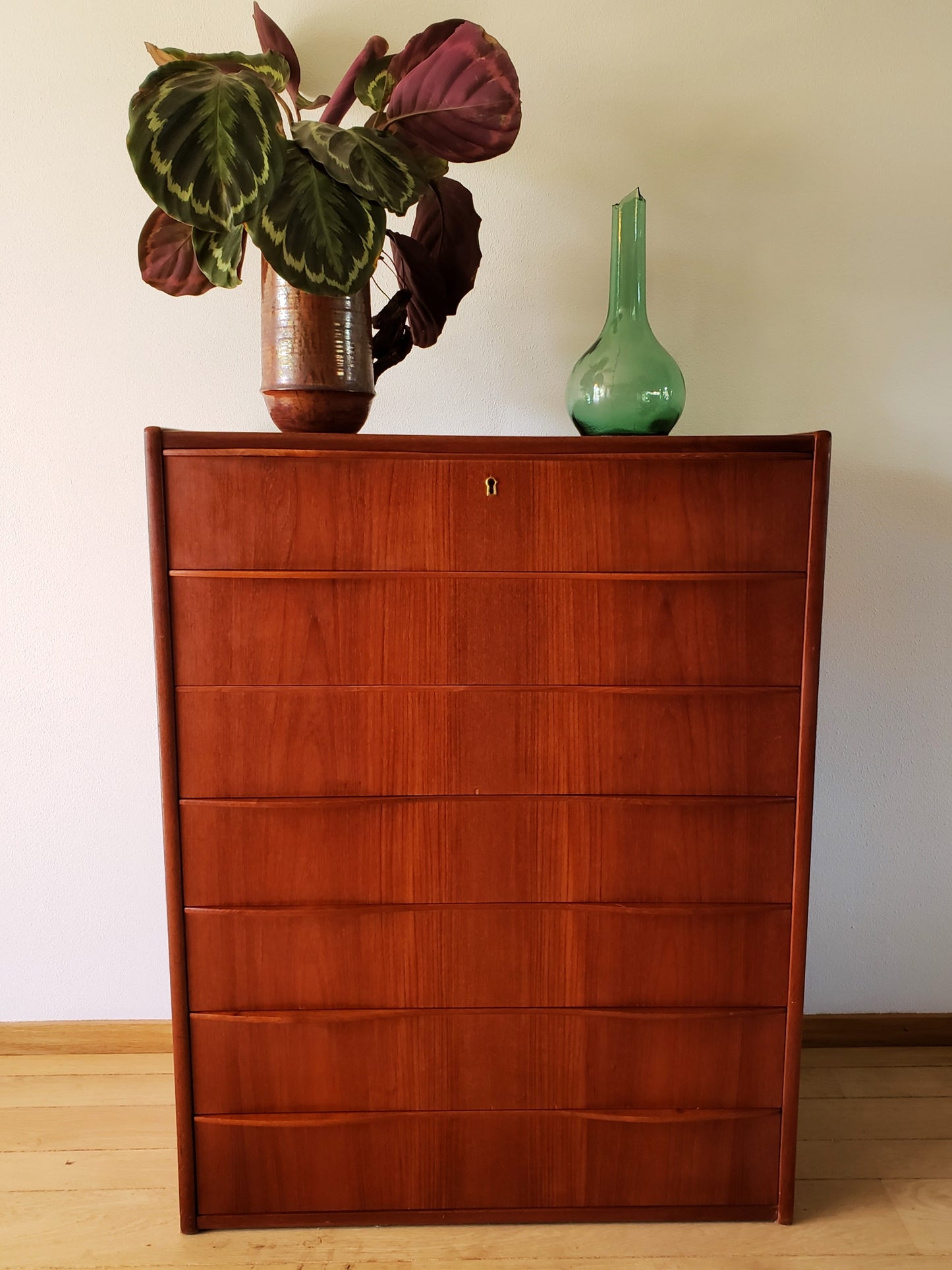 Wavy Handle Dresser