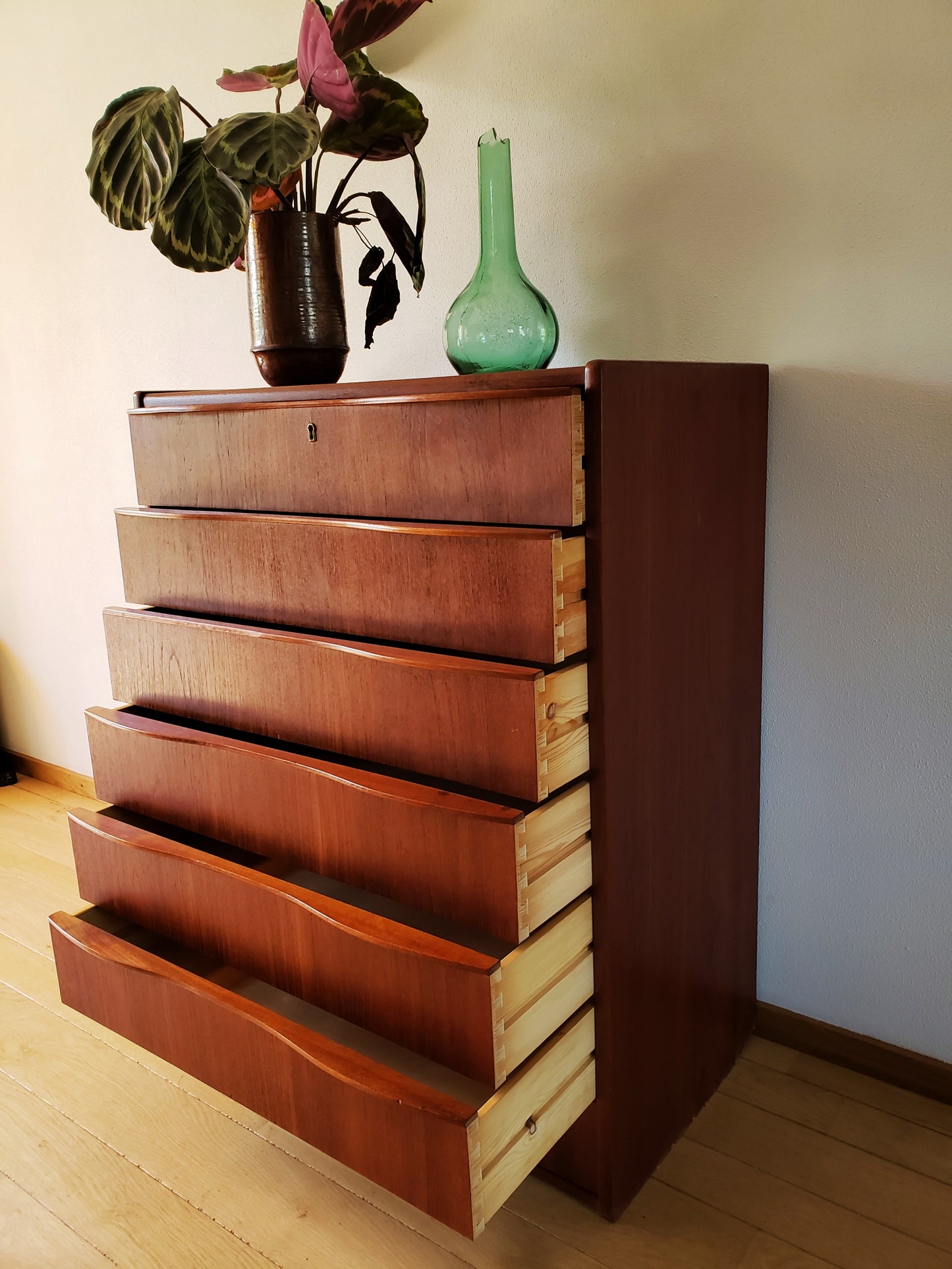 Wavy Handle Dresser