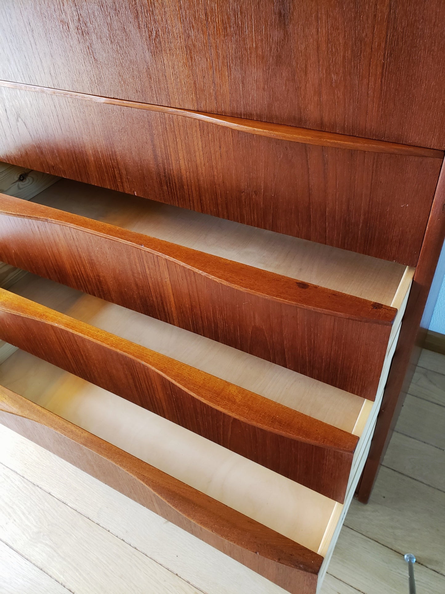 Wavy Handle Dresser