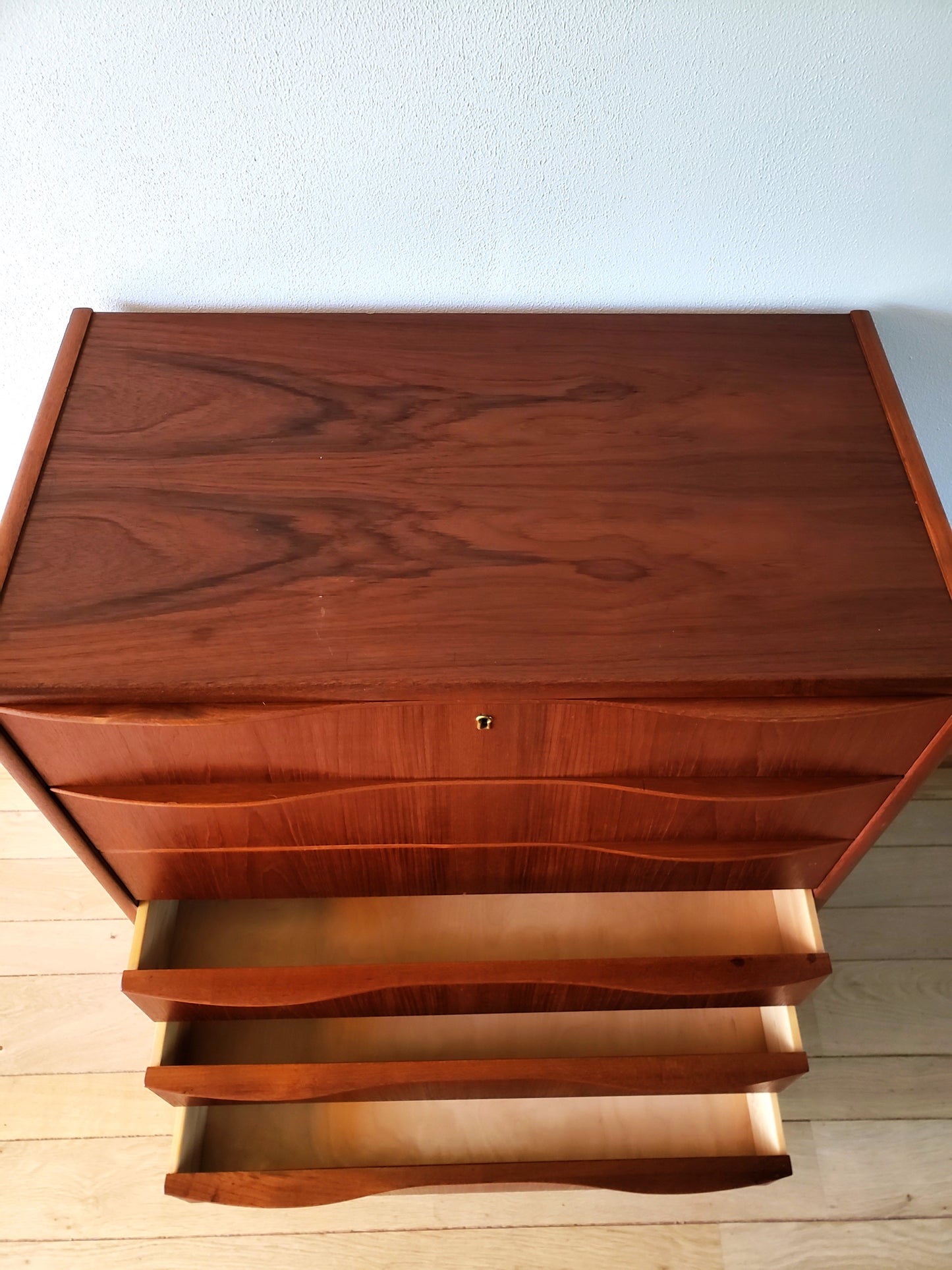 Wavy Handle Dresser