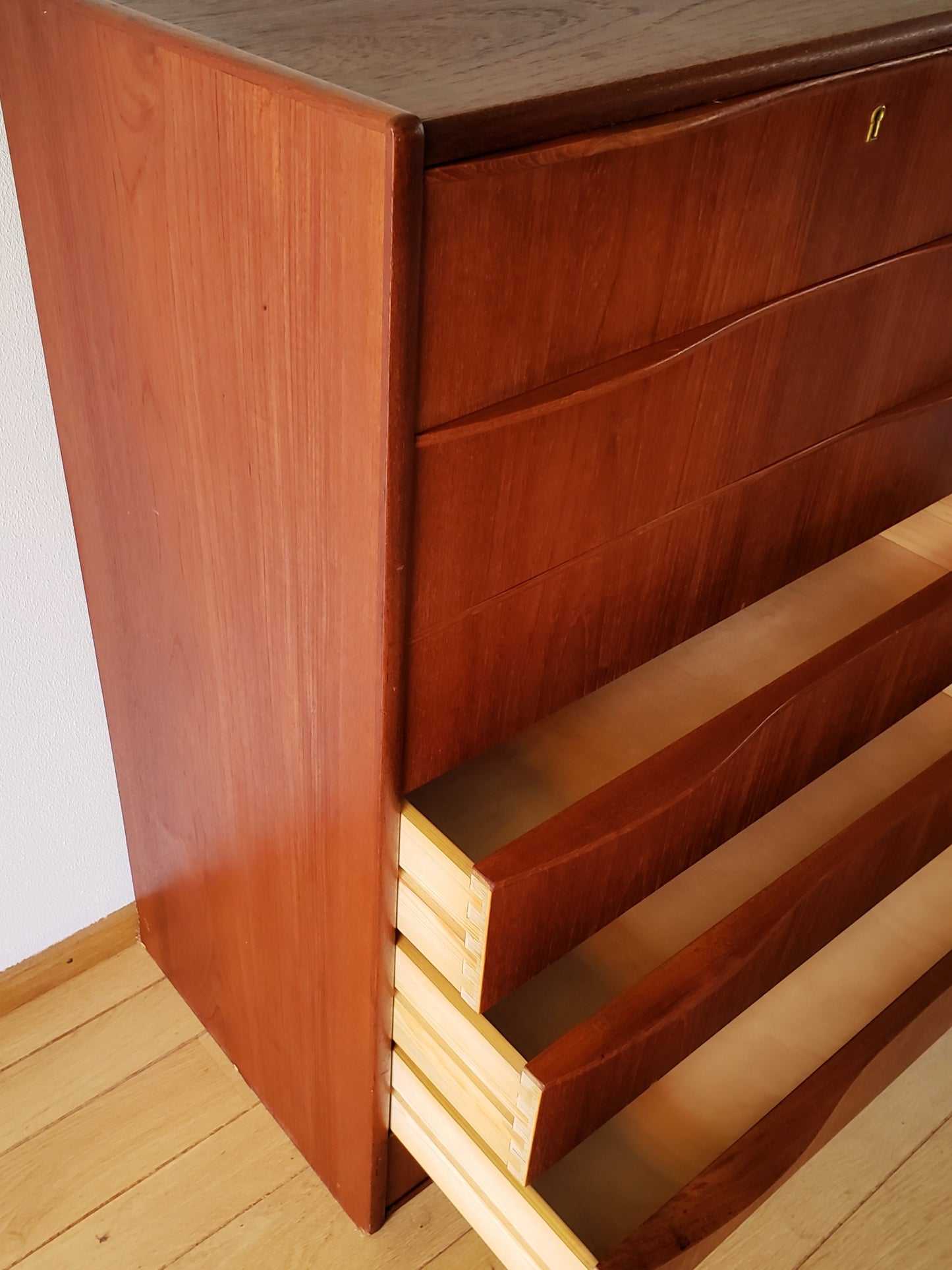 Wavy Handle Dresser